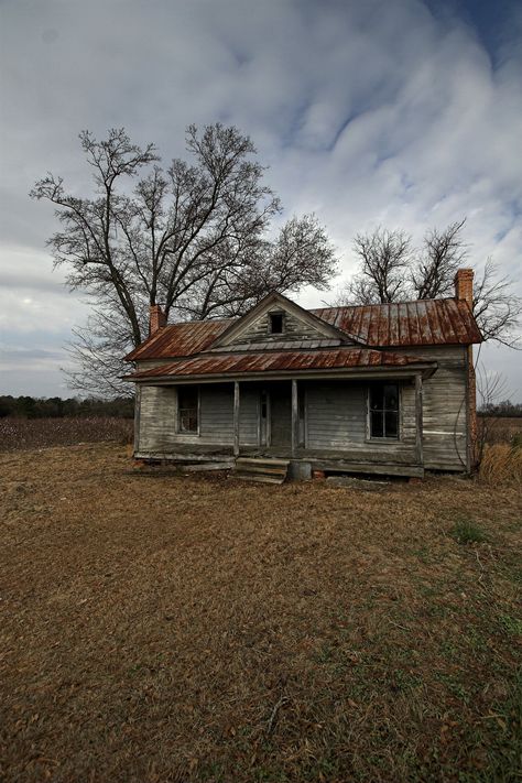 Old Abandoned Buildings, Abandoned Property, Old Abandoned Houses, Abandoned House, Abandoned Mansions, Old Farm Houses, Lukisan Cat Air, Haunted Places, Old Barns