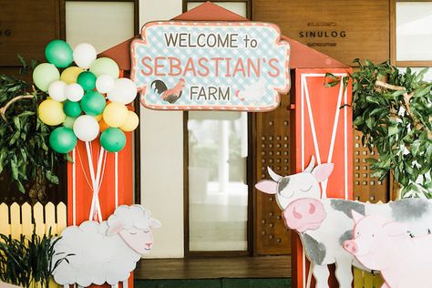 Farm Party Entrance Decor, Farm Party Decorations, Barnyard Bash, Barnyard Theme, Farm Entrance, Farm Themed Party, Barnyard Birthday Party, Farm Theme Birthday, Party Entrance