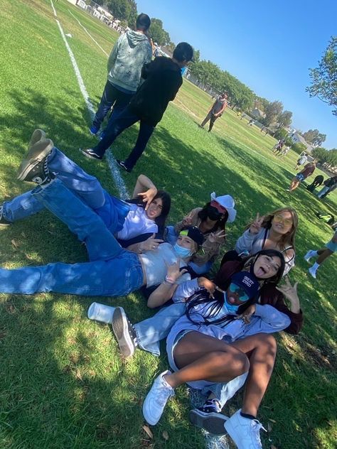 High School Pics Aesthetic, Friends At School Pictures, School Photos With Friends, Photo Ideas For School, Middle School Vibes Aesthetic, Friend School Aesthetic, Dream High School Life, Boarding School Friends Aesthetic, Pics At School With Friends