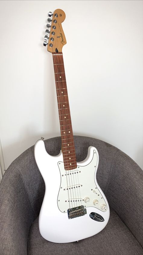 Grunge Guitar, White Electric Guitar, Fender Guitars Stratocaster, Electric Guitar And Amp, Types Of Guitar, Fender Strat, Stratocaster Guitar, Fender Electric Guitar, Guitar Obsession