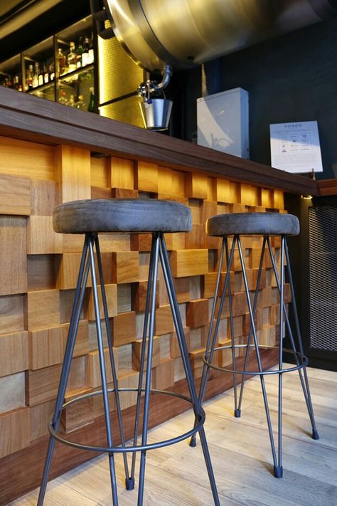 Wood Bar Counter, Diy Deck Furniture, Bar In Casa, Kursi Bar, Luxurious Interior Design, Wall Feature, Luxury Bar, Coffee Shops Interior, Home Bar Designs