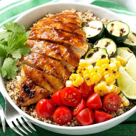 Barbecue Chicken Quinoa Bowl Recipe | Healthy Fitness Meals Quinoa Bowl Recipes Healthy, Chicken Bowls Healthy, Chicken Quinoa Bowl, Bowls Healthy, Barbecue Chicken Recipe, Chicken Bowls, Healthy Bowls Recipes, Chicken Quinoa, Yummy Chicken