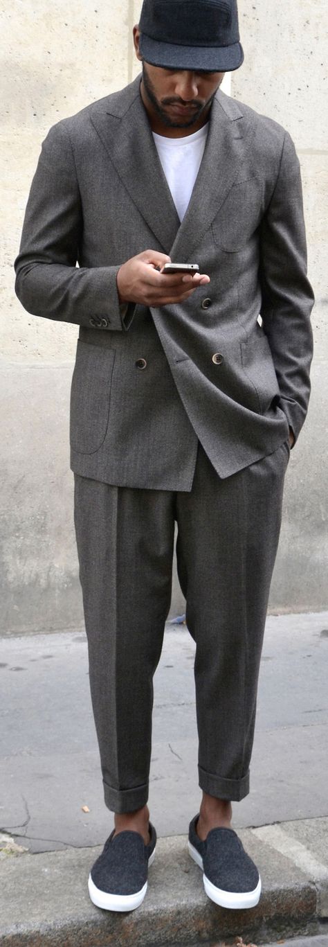 Nothing in the world of men’s fashion has been pigeon-holed quite as much as the suit. Suits And Sneakers, Modern Suits, Mens Fashion Blog, Neue Outfits, Herren Outfit, Men’s Suits, Suit Style, Mens Fashion Suits, Mode Inspo