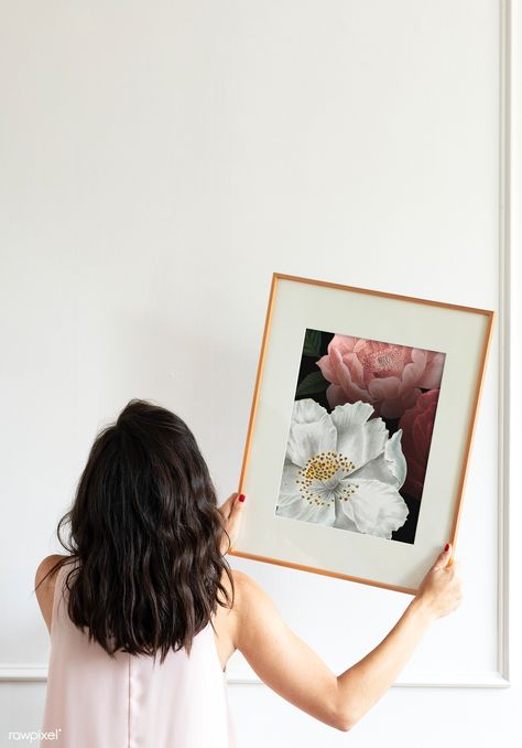 Curator hanging floral art frame mockup on the wall | premium image by rawpixel.com / McKinsey Hang A Picture, Photo Frame Images, Green Picture Frames, Grey Picture Frames, Hang Pictures, White Photo Frames, Slot Canyon, Hand Pictures, Wooden Photo Frames