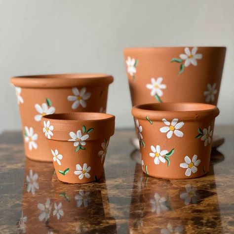 Painted Flower Pot, Kerajinan Diy, Plant Pot Design, Diy Pottery Painting, Flower Pot Art, Plant Pot Diy, Painted Pots Diy, Painted Plant Pots, Painted Clay Pots