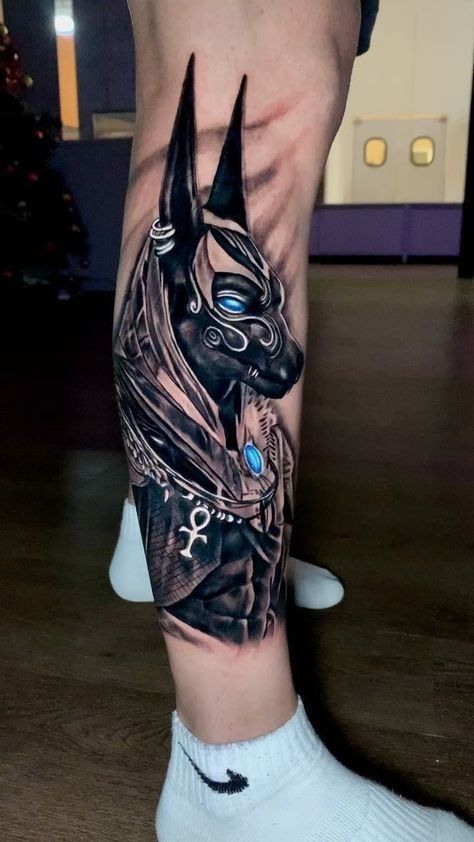 Anubis Leg Tattoo, Anubis Back Tattoo, Egyptian Tattoo Men, Rosen Tattoo Mann, Egypt Tattoo Design, Egyptian Eye Tattoos, Herren Hand Tattoos, Egyptian Tattoo Sleeve, Anubis Tattoo