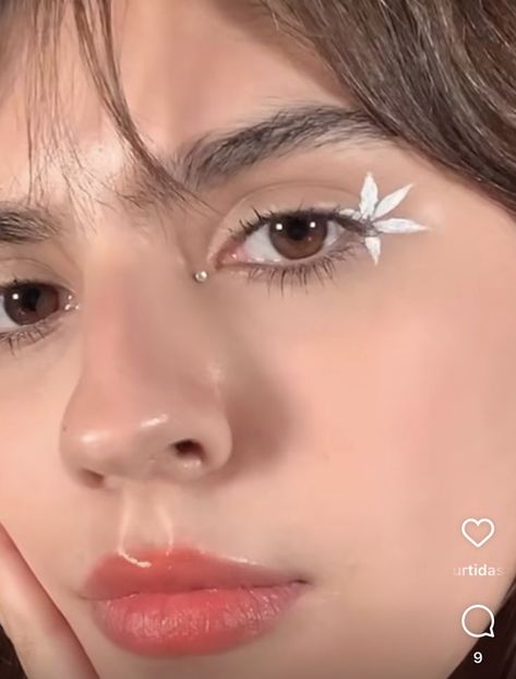 Eyeliner Makeup Hooded Eyes, Cute White Eyeliner, White Eyeliner Graphic, Flower Make Up, Easy Cute Makeup, White Eyeliner Makeup Looks, Floral Eyeliner, Makeup No Eyeliner, Hippie Makeup Looks