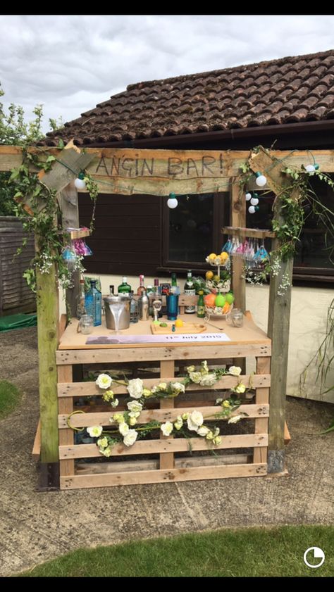 Garden Bar Ideas, Outside Birthday, Diy Lemonade Stand, Pallet Wall Decor, Outdoor Bars, Diy Garden Ideas, Pallet Bar Diy, Birthday Bbq, Garden Reception