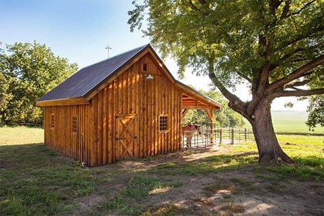 Small wooden horse barn with overhang Small Barn Plans, Small Horse Barn, Farmhouse Sheds, Small Horse Barns, Small Barns, Horse Shelter, Horse Barn Plans, Small Barn, Country Barns