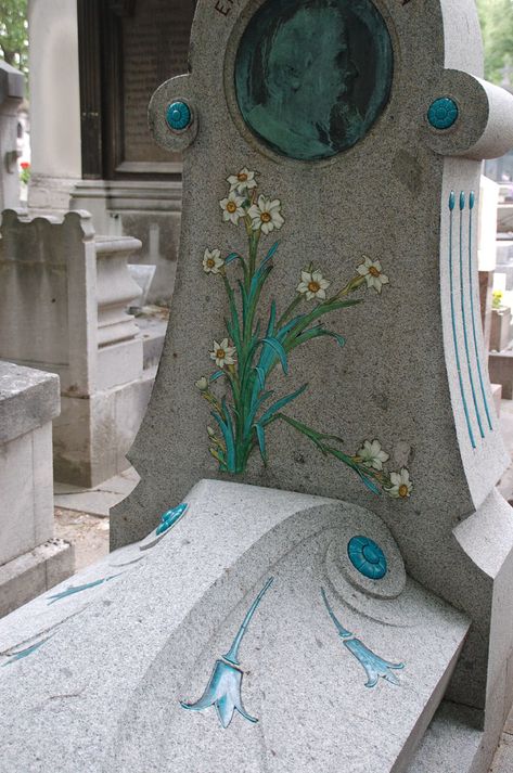 Art Nouveau tomb in the Montparnasse Cemetery in Paris Art Deco Statue, Cemetery Monuments, Cemetery Statues, Cemetery Headstones, Grave Decorations, Old Cemeteries, Cemetery Art, Momento Mori, Grave Marker