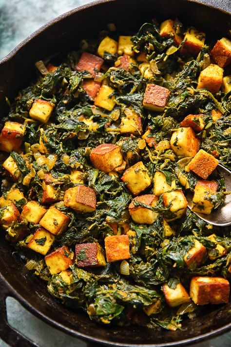 Top down view of saag paneer in a cast iron pan Indian Spinach, Springtime Recipes, Saag Paneer, Spinach Cheese, Meat Free Recipes, Vegetarian Main Dishes, Easy One Pot Meals, Best Vegetarian Recipes, Paneer Recipes