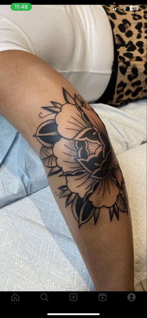 Flower On Elbow Tattoo, Elbow Tattoos For Women Traditional, Triceps Tattoo Woman, Wrap Around Elbow Tattoo, Flower Hip Tattoo Thigh Piece, Above The Elbow Tattoo Women, Traditional Flower Sleeve, Flower Tattoo Elbow, Shaded Tattoos Women