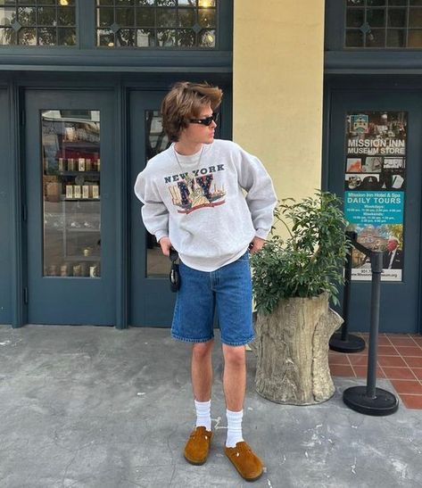 FITS ON POINT on Instagram: "Yes or No?💫 #FitsOnPoint featuring @adamdegenerate" Short Jeans Outfit, 2000s Fashion Men, Jean Short Outfits, Jeans Outfit Men, Boyfriend Outfit, Mens Shorts Outfits, Spring Outfits Men, Streetwear Fits, Relaxed Outfit