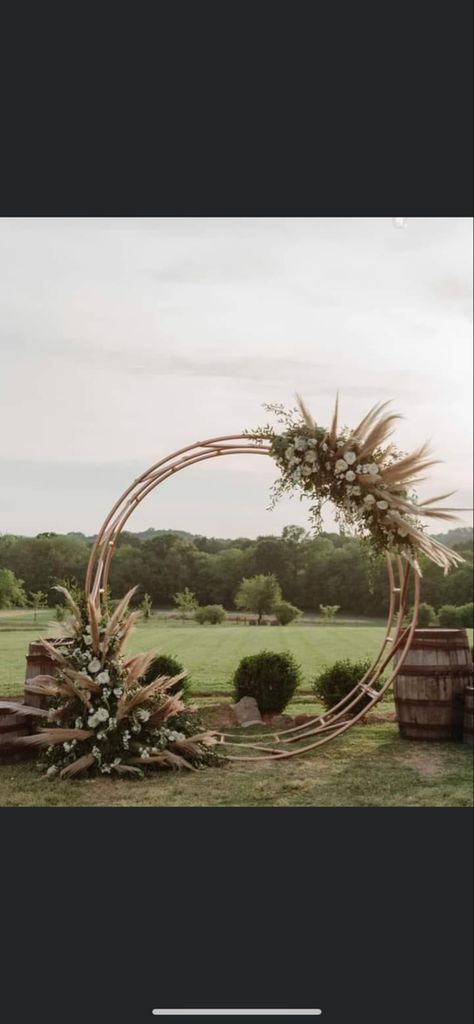 October Western Wedding Ideas, Boho Lanterns Wedding, Hay Ring, Round Bale Feeder, Hay Bale Wedding, Country Western Wedding, Idea For Wedding, Ring Decoration, Western Style Wedding