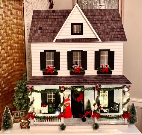 Kardashian Christmas Doll House, Dollhouse Decorated For Christmas, Christmas Themed Dollhouse, Christmas House Painting Ideas, Christmas Dollhouse Exterior, Christmas Dollhouse Ideas, Christmas Dolls House, Christmas Tiny House, Vermont Farmhouse Jr Dollhouse