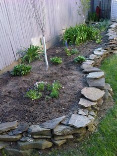 Rock Wall Flower Bed, Unique Garden Edging Ideas, Flagstone Wall, Flagstone Garden, Flowers For Mothers Day, Landscape Edging Stone, Rock Edging, Rock Flower Beds, Garden Edging Ideas