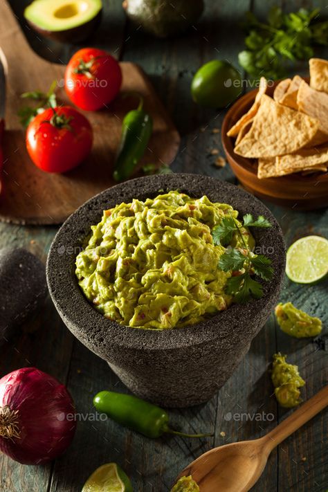 Guacamole Aesthetic, Guacamole And Chips, Pepper Puree, Guacamole Chips, Mexican Nachos, Dip Food, Avocado Bowl, Fresh Guacamole, Homemade Chips