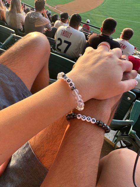 Boyfriend Girlfriend Beaded Bracelets, Cute Relationship Bracelets, Friendship Bracelets Bf And Gf, Beads Bracelet Design Couple, Matching For Couples Ideas, Cute Bf And Gf Bracelets, Couple Bracelets Beaded, Bracelet Ideas Boyfriend, Couple Bracelets Homemade