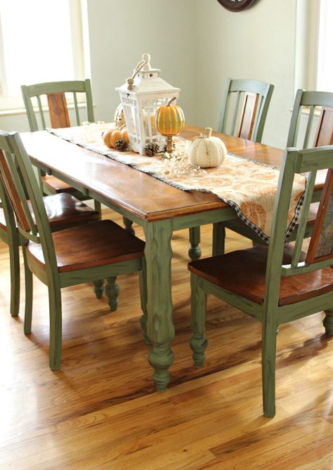 Give your kitchen table a refresh with chalk paint! You'll be amazed what a difference some color makes! Chalk Paint Kitchen Table, Shabby Chic Kitchen Table, Painted Dining Room Table, Diy Esstisch, Chalk Paint Kitchen, Painted Kitchen Tables, Dining Table Makeover, Diy Kitchen Table, Kitchen Table Makeover