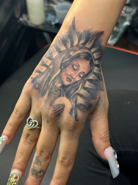 San Judas Hand Tattoo, Hand Tattoos For Women Meaningful, Virgen Mary Tattoo For Women, Mary Hand Tattoo, Virgin Mary Hand Tattoo, Hispanic Tattoos For Women, Thug Tattoos For Women, Chola Tattoo Ideas, Face Hand Tattoo