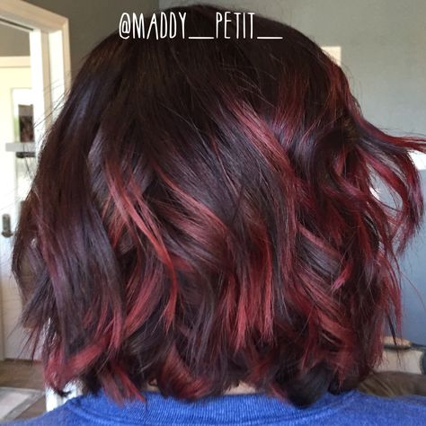 Firey red balayage. Textures bob loose waves Short Hairstyle Women Red Highlights, Textures Bob, Highlights For Short Hair, Brownish Red Hair, Burgundy Brown Hair, Brown Bob Hair, Red Hair With Highlights, Short Hair Highlights, Red Balayage