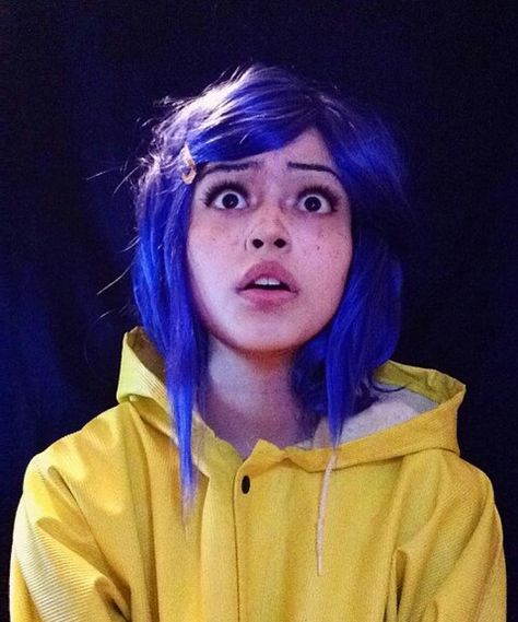 Newdll on Insta Coraline Cosplay 2017 Coraline Outfit, Outfit Aesthetic Vintage, Coraline Cosplay, Coraline Halloween Costume, Coraline Costume, Creepy Halloween Makeup, Film Anime, Hallowen Costume, Halloween Costume Outfits