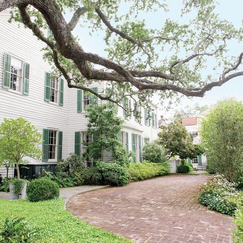 The Motor Court Julia Reed, New Orleans Mansion, New Orleans House, Ashlar Pattern, Motor Court, Coastal Landscaping, Creole Cottage, Antique Brick, Outdoor Dining Room