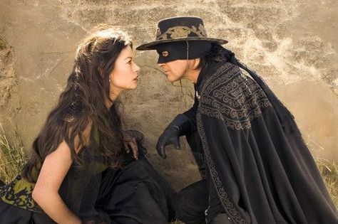 Zorro (Antonio Banderas) in "The Legend of Zorro" 2005 Beer Hair Rinse, Zorro Movie, The Legend Of Zorro, The Mask Of Zorro, Anthony Hopkins, Marc Anthony, Catherine Zeta Jones, Movie Wallpapers, Good Movies