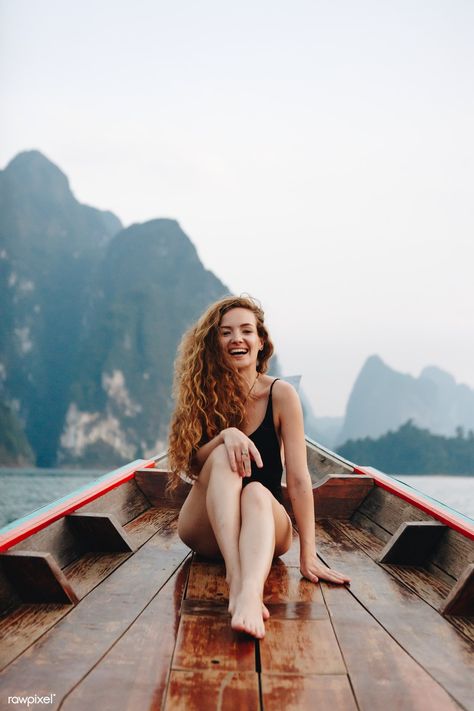 Boat Photoshoot, Boat Pose, Woman Posing, Beach Pictures Poses, On A Boat, Women Photography Poses, Poses For Photos, Beach Poses, Beach Photoshoot