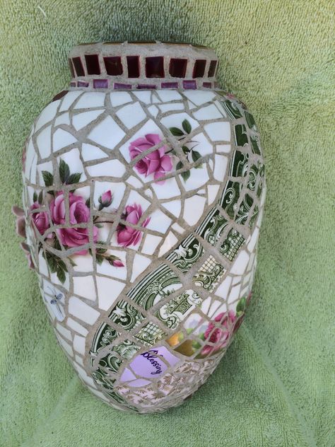 Ceramic urn covered with mosaic of broken china, by Ada Mosaic With Broken China, Broken China Mosaics, Rock Mosaics, Mosaic Vases, Broken China Crafts, Mosaic Birdbath, Mosaic Art Diy, Mosaic Rocks, China Crafts