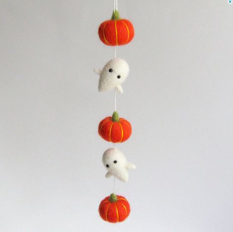 This fuzzy garland is equal parts cute + creepy. Halloween Felt Crafts, Ghost Garland, Needle Felted Ornaments, Needle Felting Diy, Pumpkin Garland, Adornos Halloween, Halloween Miniatures, Manualidades Halloween, Halloween Garland