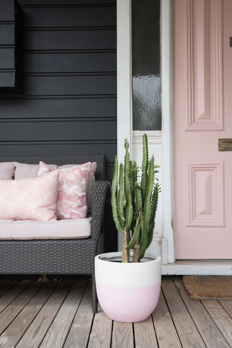 Outdoor Garage Decor, Pink Doors Front House, Pink House Door, Colourful Front Doors, Colorful Exterior House, Pink Front Doors, Pink Doors, Pink Front Door, Door Colors