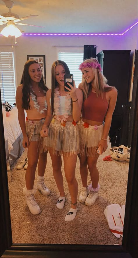 Luau costume Hawaiian Halloween dress up lay straw skirt Hawian Outfits Halloween, Hawaiian Inspo Outfits, Hawaii Dress Up Party, Luoa Party Outfit, Beach Party Football Theme, Beach Sprit Week, Luau Costume Ideas, Luau Day Spirit Week, Beach Hawaiian Theme Outfit