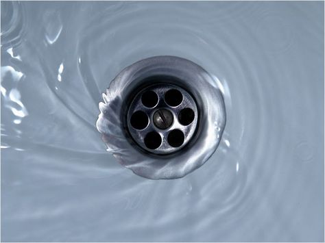 Good to know....Unblock your drains without pouring harmful pollutants into the water system by pouring down 1 c of salt and 1/2 c of baking soda mixed together, followed by a kettle of boiling water. Can also use baking soda and white vinegar and boiling water. Clean Snacks, Astuces Diy, Dating Divas, Functional Food, Into The Water, Water System, Water Can, Diy Cleaners, Cleaners Homemade