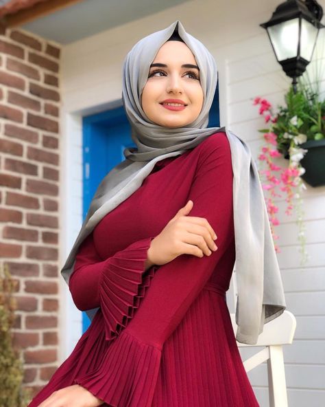 Image may contain: 1 person, standing Teenage Dress, Hijab Beauty, Hijab Designs, Stylish Hijab, Muslim Women Fashion, Muslim Women Hijab, Muslim Fashion Outfits, Hijab Fashion Inspiration, Hijabi Girl