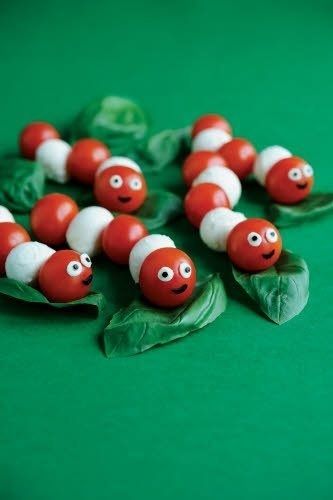 Caterpillar caprese salad with mozzarella balls and cherry tomatoes. :) Childrens Party Food, Healthy Party Food, Childrens Meals, Food Gallery, Kids Party Food, Snacks Für Party, Eat Fruit, Fun Kids Food, Food Crafts