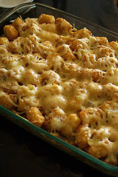 Cheesy Tator Tot Potatoes, Tater Tot Casserole Without Meat, Tater Tot Cheese Casserole, Cheesey Tator Tot Casserole Recipe, Tator Tot Casserole Recipe Easy No Meat, Tater Tots Side Dish, Vegetable Tater Tot Casserole, Tator Tot Recipes Easy, Tater Tot Casserole Side Dish