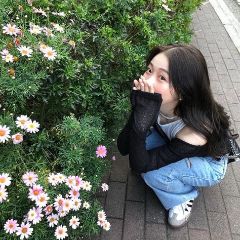 Insta Theme, Dream Girlfriend, Kpop Shifting, Ootd Poses, Post Insta, Girl Energy, Dream Aesthetic, 사진 촬영 포즈, Self Portrait Poses