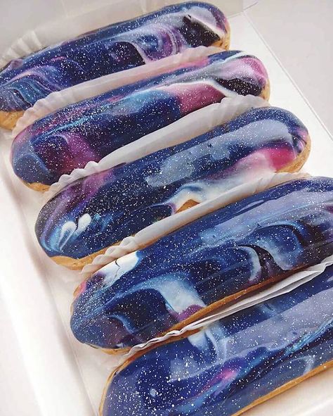 Ukrainian Bakery Creates Galaxy Eclairs That Look Too Good To Eat Galaxy Desserts, Patisserie Fine, Galaxy Party, Galaxy Cake, Paris Brest, Rainbow Food, Pastry Shop, Cute Desserts, Food Trends