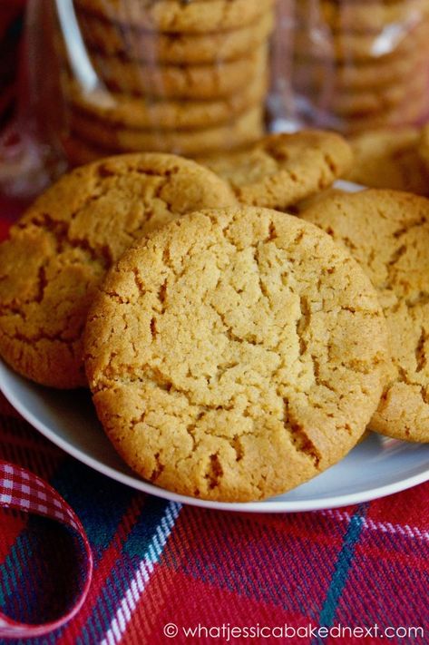 Homemade Hobnobs, Biscuit Recipes Uk, 100 Cookies Recipe, Ginger Nut Biscuits, Crunchy Biscuits, Best Biscuit Recipe, Baking Fails, Ginger Cookie Recipes, Ginger Biscuits