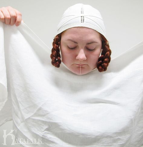 How to wear a veil and a wimple Shorter Bangs, 15th Century Fashion, Circle Veil, Medieval Hats, Medieval Hairstyles, Time Wasted, Maid Marian, Medieval Garb, Short Bangs