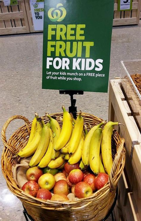 Store Offers Fresh Free Fruit For Children While Their Parents Shop! Fruit For Kids, Fruit And Veg Shop, Vegetable Shop, Grocery Store Design, Fruits For Kids, Supermarket Design, Fruit Shop, Free Fruit, Fresh Market