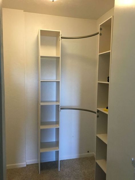 Triangle Closet Ideas, Small Corner Closet, Ideas Habitacion, Corner Closet Organizer, Small Master Closet, Apartment Closet Organization, Ideas Armario, Small Closet Storage, Diy Closet Storage