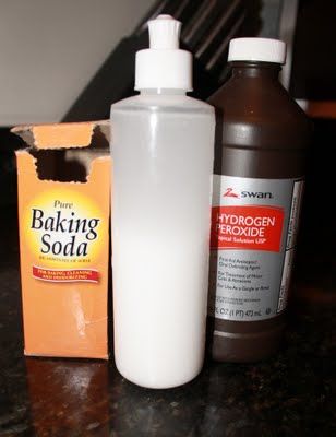 Fill a spray bottle with hydrogen peroxide and 1/2 handful of baking soda.  Shake it up and spray on carpet stains, upholstery stains, and clothing stains.  pinner said, "I've used it for years and it works better than anything else." Homemade Oxiclean, Diy Lavanderia, Diy Laundry Soap, Shake It Up, Nyttige Tips, Diy Laundry, Homemade Cleaning Products, Diy Cleaners, Cleaning Recipes