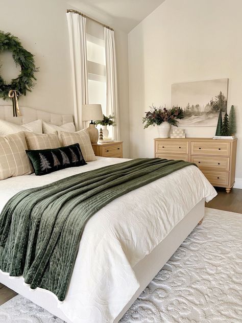 Evergreen Room Decor, Fall Neutral Bedding, Green And White Christmas Bedroom Decor, Minimalist Bedroom Christmas Decor, Natural Guest Bedroom, Wreath In Bedroom Decor, Winter Master Bedding, King Bed Color Schemes, Above Bed Christmas Decor