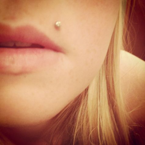 my monroe piercing ^^ love it :)) Piercings Nase, Anti Eyebrow, Monroe Piercing, Surface Piercing, Monroe Piercings, Cool Ear Piercings, Face Piercings, Beauty Mark, Body Piercings