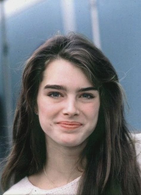 Brooke Shields Young, Old Hollywood Movies, Medium Bob Hairstyles, Wide Face, Brooke Shields, Model Aesthetic, Beauty Icons, Have Faith, Pretty Makeup