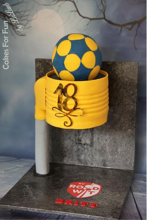 #sportscakes #korfbal #ball #gravitydefyingcakes #cake #cakedecorating #cakeart #cakedecor #cakesdecor Comic Cake, Cake Recipes Easy, Gravity Defying Cake, Desserts Cake, Decoration Cake, Recipes Cake, Heart Cake, Easy Cake Recipes, Cake Decorating Tips