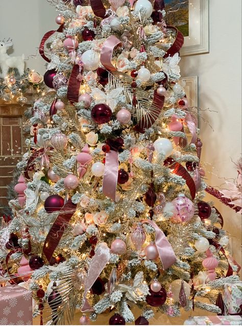 Pink And Maroon Christmas Tree, Pink And Brown Christmas Decorations, Burgundy And Pink Christmas Decor, Rose Gold Tree Christmas, Rose Gold And Red Christmas Tree, Burgundy And Blush Christmas Tree, Mauve Christmas Decor, Red Pink Christmas Tree, Burgundy And Pink Christmas Tree