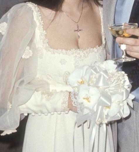 قلادات م�تدلية, Olivia Hussey, Priscilla Presley, 가을 패션, Marie Antoinette, Wedding Dresses Vintage, Wedding Bells, Future Wedding, Dress Details